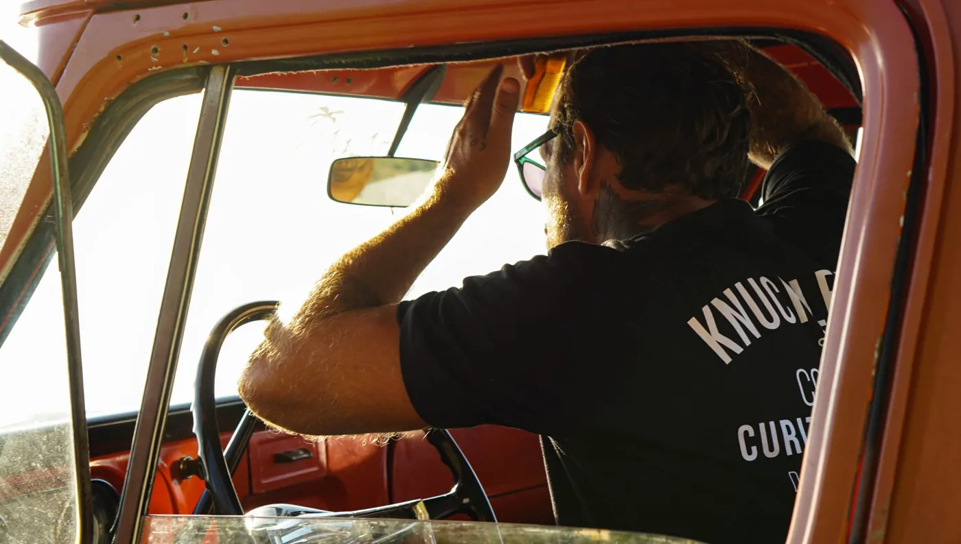 Estilo de vida Knucklehead — camiseta da marca ao pôr do sol